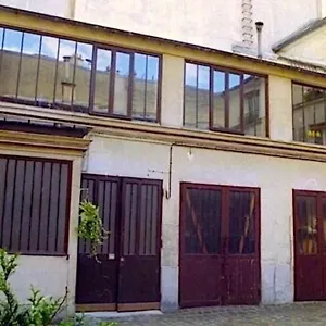 https://loft-character-with-a-view-of-court-apartment.fr-paris.fr